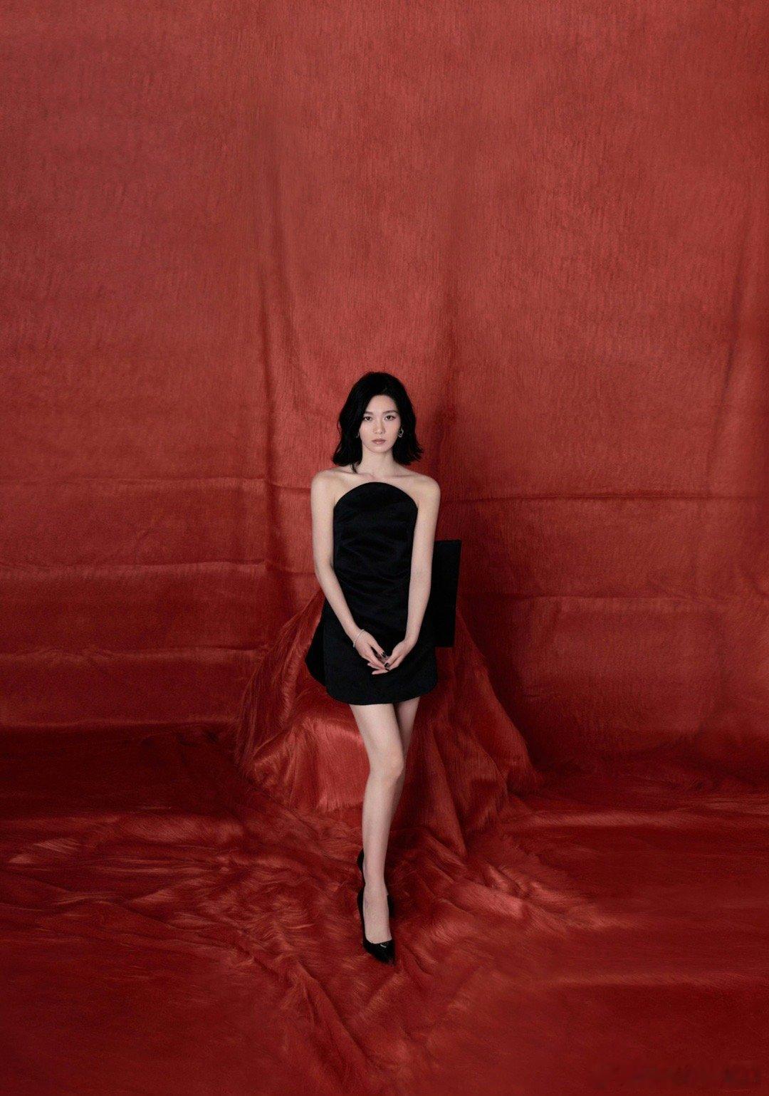 段奥娟新造型太亮眼！黑色蝴蝶结短裙利落又精致，纤细腰线超吸睛，电影感出发图氛围感