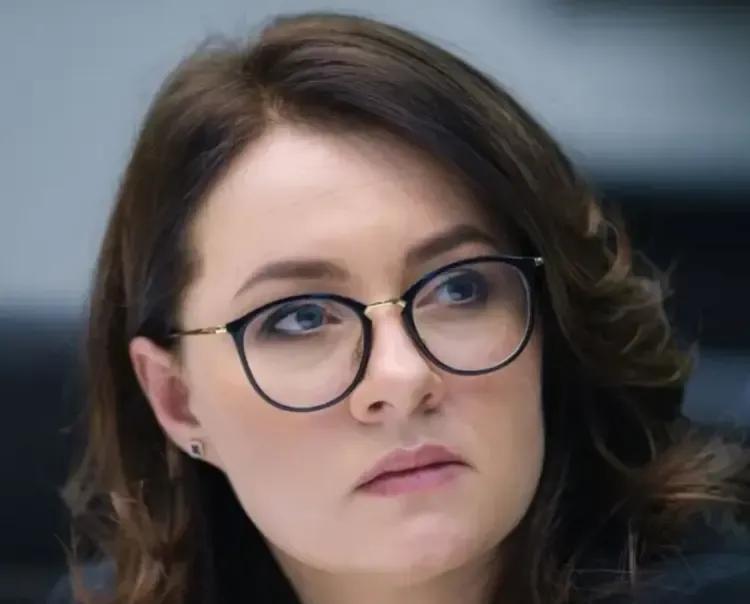 乌克兰胜利了，和美国签署了矿产协议，可是乌克兰副总理和经济部长斯维里坚科却高兴不