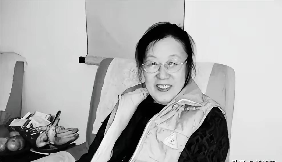 她走那天，81岁。追悼会上稀稀拉拉来了些旧相识，仪式结束，儿子抱着骨灰盒走到门口