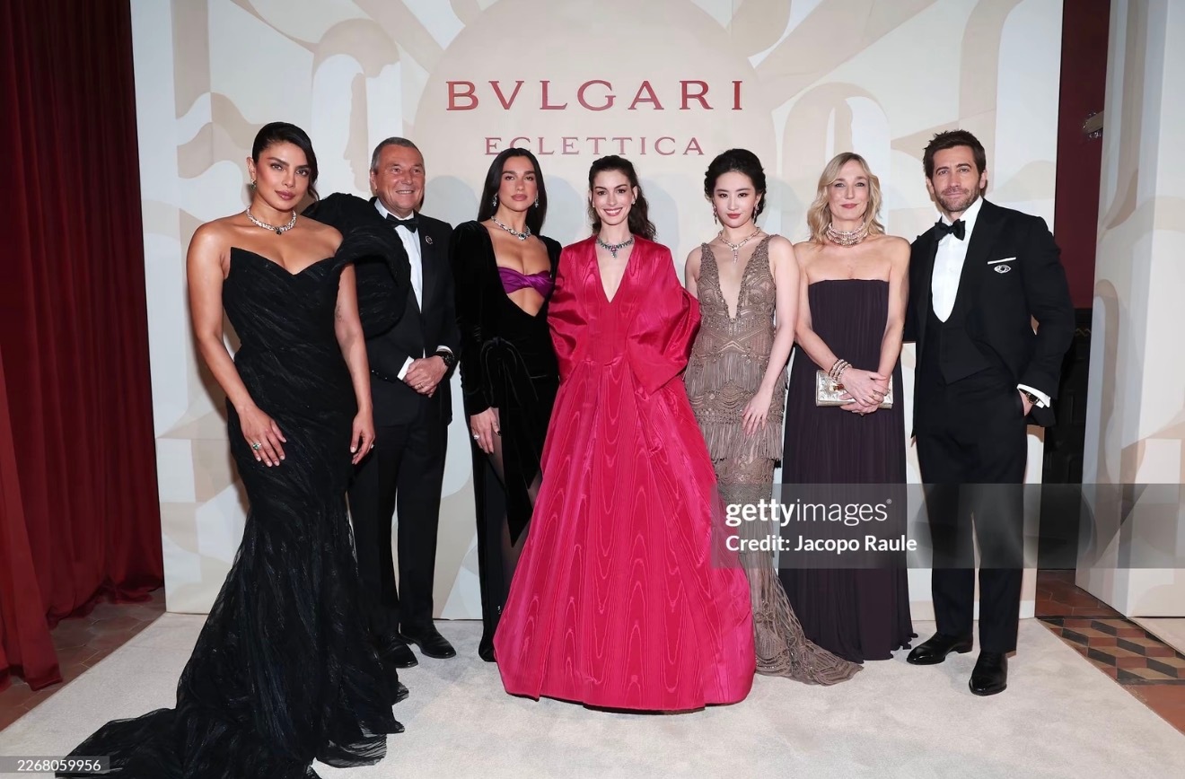 金智媛宝格丽合照站C位没压啊，全球代言人有自己的合照，她后面来合照站中间大家照顾