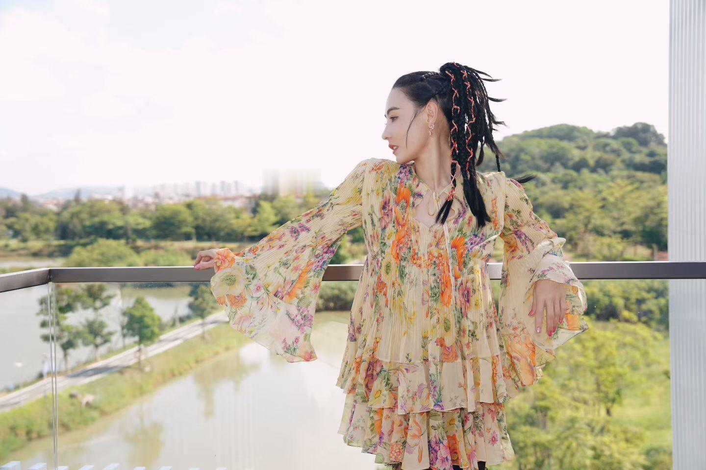 张柏芝簪花张柏芝最新一期《一路繁花》去了泉州，本k快要被簪花的张柏芝美翻了