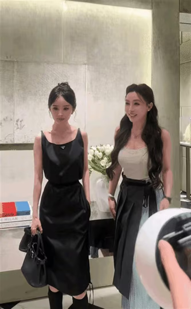 跟杨幂同框有多现实？再瘦的人往她身边一站，瞬间都显壮了