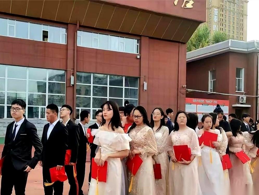 成都一所高中的成人礼策划案，直接被校长拍回了桌上。红毯、签名墙、正装礼服……老