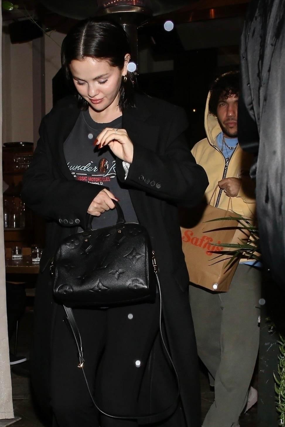 赛琳娜戈麦斯和老公Bennyblanco在洛杉矶外出，两人浪漫约会后离开saf