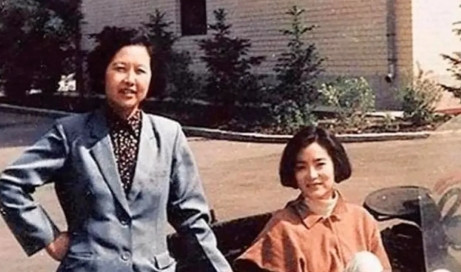 1990年，36岁的林青霞从台湾到长春拍戏，这次她终于与失联36年的姐姐林莉见面