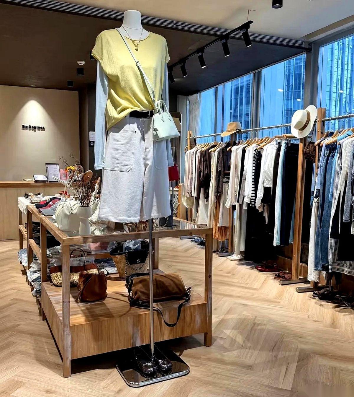 一个小伙子陪女友逛街买风衣，当着店主的面把一件开价一千二的衣服贬成地摊货，一出店
