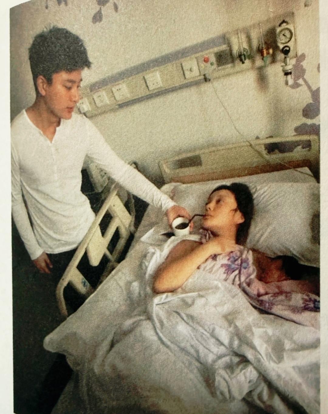 当年李小璐生甜馨的时候也是剖宫产贾乃亮寸步不离的守在旁边照顾李小璐