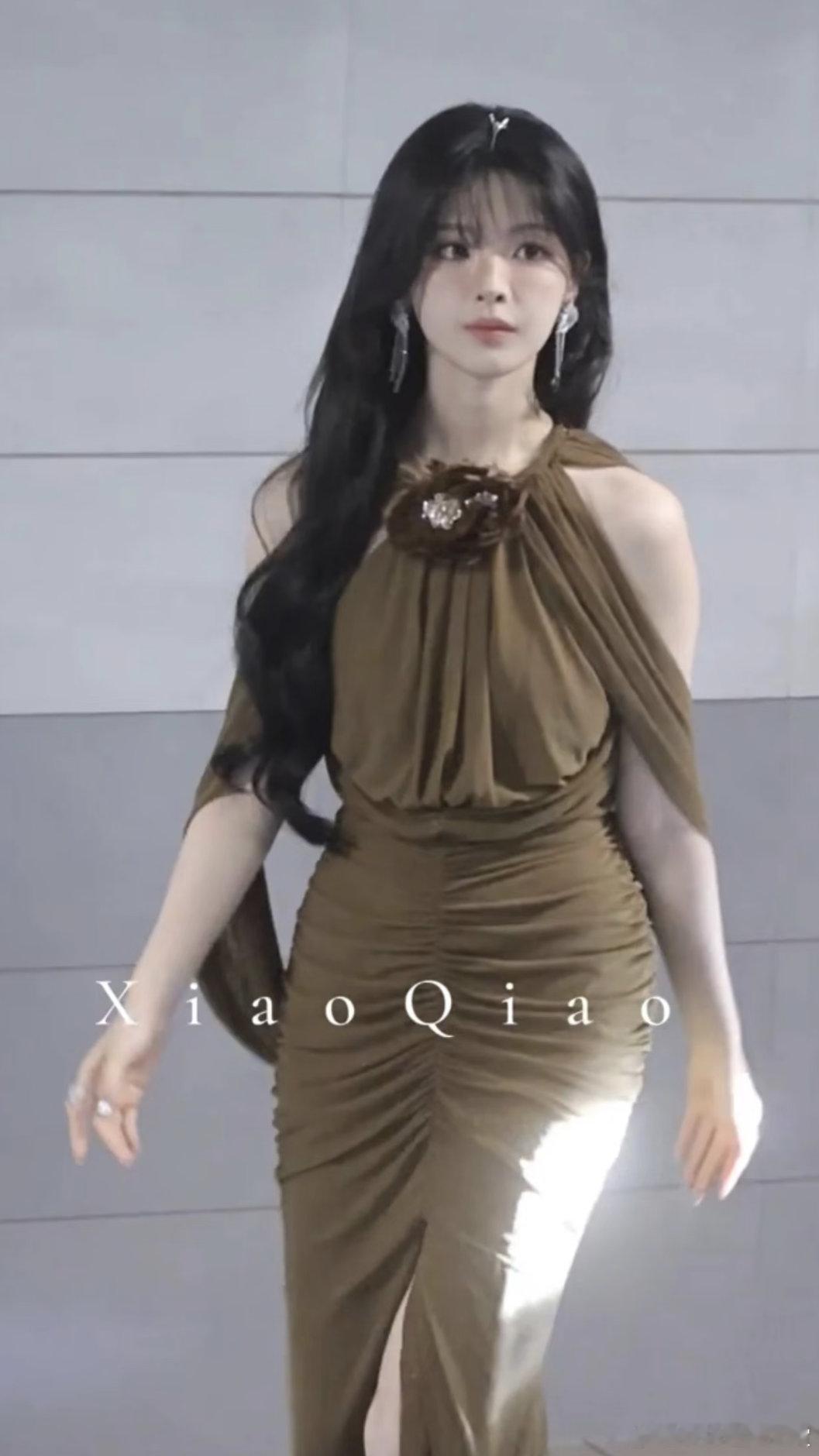 杨超越此女每次出场都去走秀一样杨超越这套咖色露背裙真的太会了，美背杀直接戳中我的