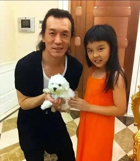 把我葬在美国，不要回中国！2018年，央视著名主持人李咏去世，留下上亿遗产，但他