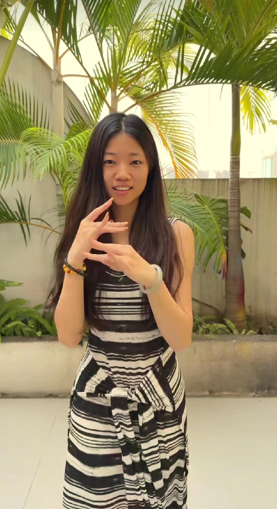 女人真的不能偷懒。看看解梁静的素颜照，并非十分惊艳，然而化完妆后的解梁静与素颜时