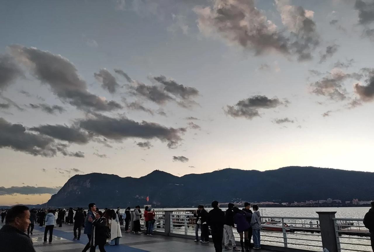 为啥博士都在怀念十年前的光景，因为那时候的博士真的是名副其实的高层次人才，当然待