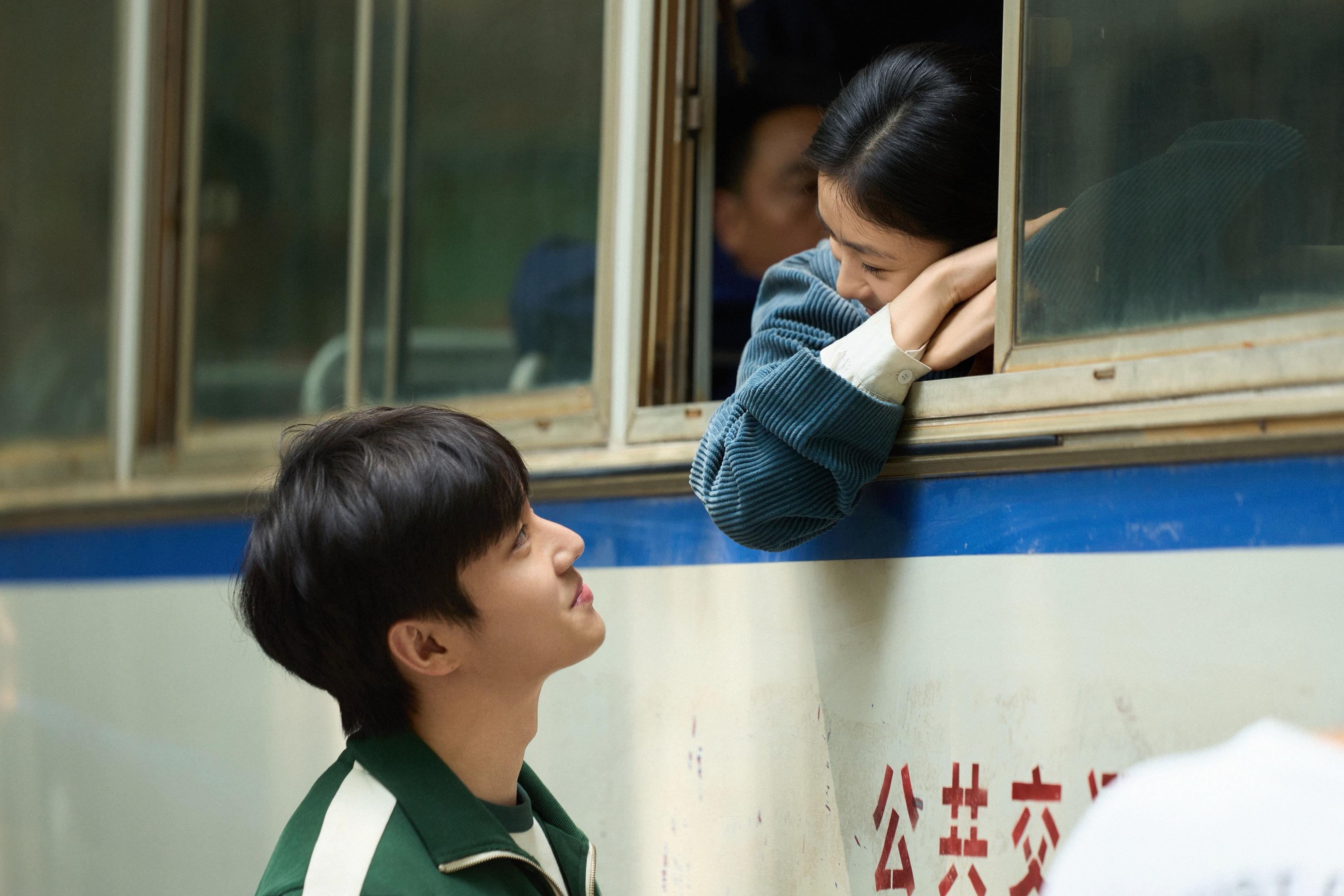 《主角》原著里面写，青娥和封潇潇排练白蛇传，几次拥抱，她都很喜欢闻他身上的男人味