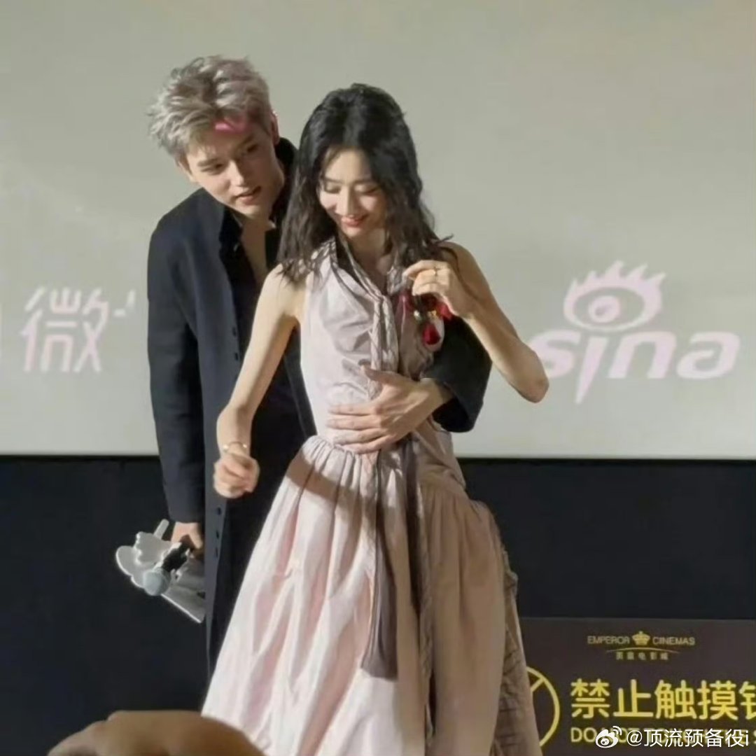 王影璐瘦成啥样了，被陈飞宇单手环腰，手掌居然能完全围住女明星好自律​​​