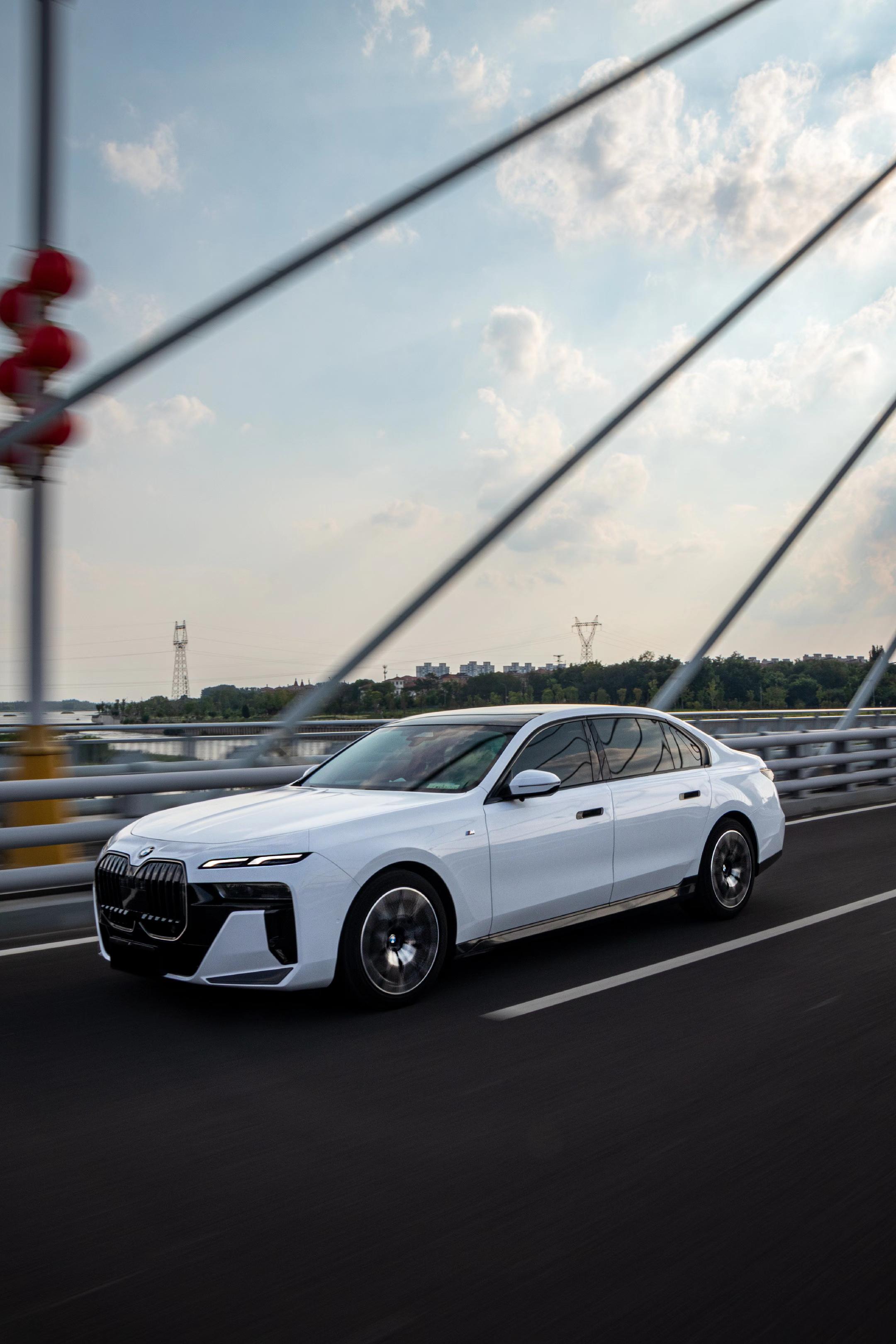 白色的宝马7系好漂亮😍