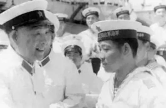 1987年，已经80多岁高龄的原海军司令员萧劲光，在电视新闻里听到，“中国不需