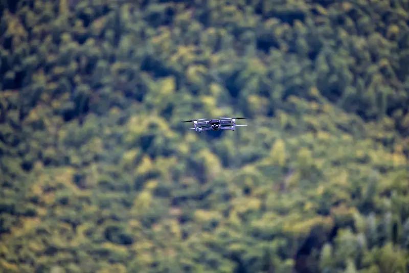 中国无人机大山里运腊肠！年货“飞”出深山，这一幕看哭亿万国人太震撼了！四川