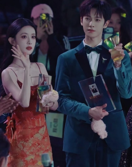 别嗑了，人家后台玩手机都避嫌呢。这就是三搭同事的营业默契，认真你就输了