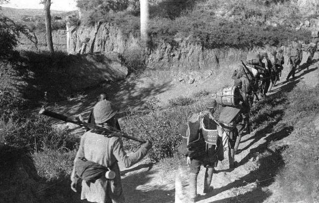 抗战反扫荡，杨成武带三个连，四五千群众，遭遇鬼子一个联队。这是1941年晋察冀