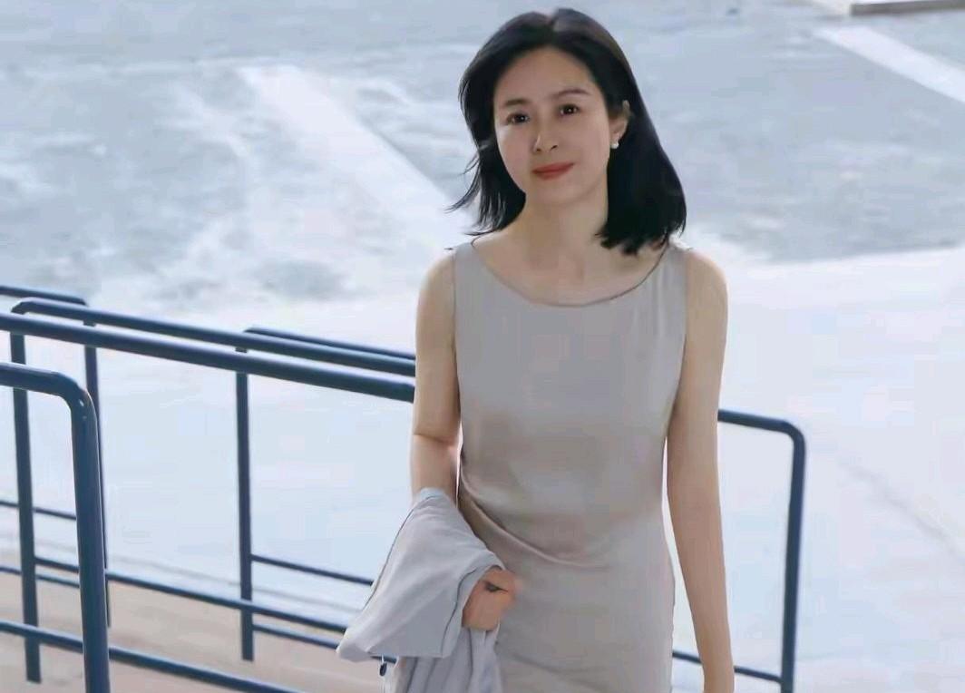 47岁正中年，虽然有钱清闲衣食无忧，或许日子过得并不顺心如意！大美女外表也很不