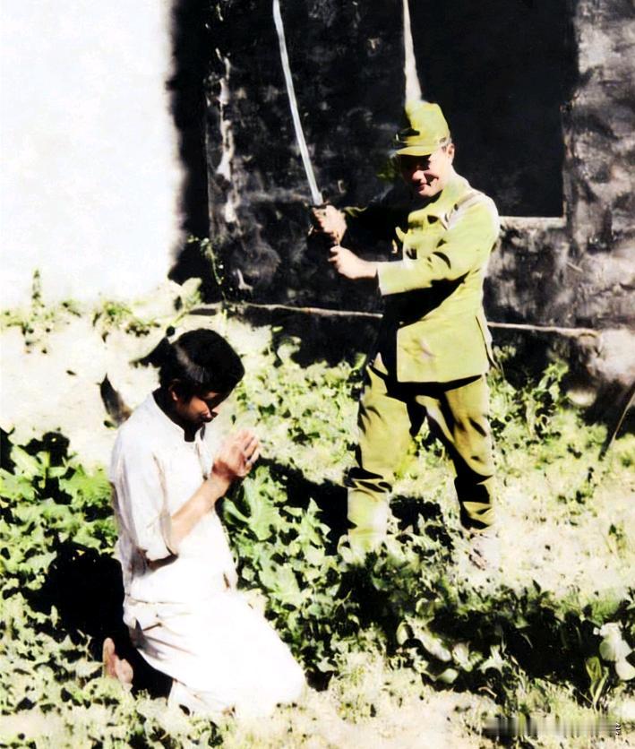 二战几乎每一个日本鬼子军官都会标配一把军刀！这种脱胎于日本武士刀的军刀，原本是