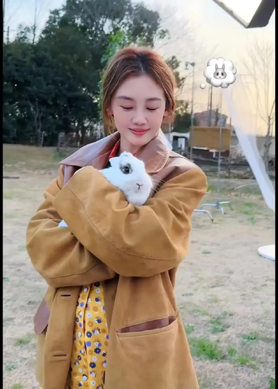 郑恺老婆苗苗太敢了！Vogue封面居然拍在菜地？穿舞蹈服比红毯还惊艳4月7日，