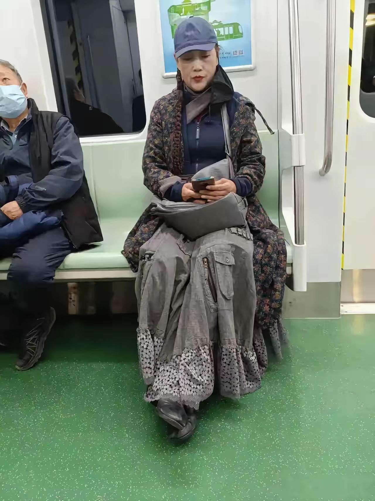 地铁阿姨火了，年轻人看傻了，审美被重置了地铁阿姨火了，年轻人看傻了，审美被重