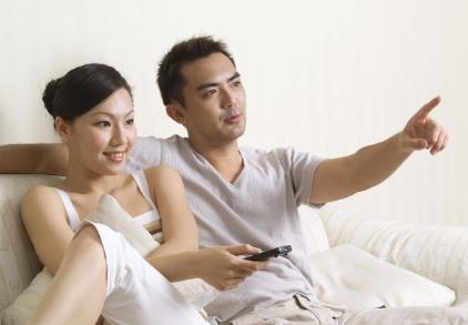 武汉一女子戴着老公送给她的翡翠项链找到专家鉴别，她说：这是丈夫花了7400万购买