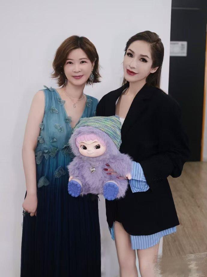 杜华给萧亚轩带的见面礼是娃杜华精准拿捏萧亚轩喜好！千禧大娃+整盒狐狐兔兔，一见