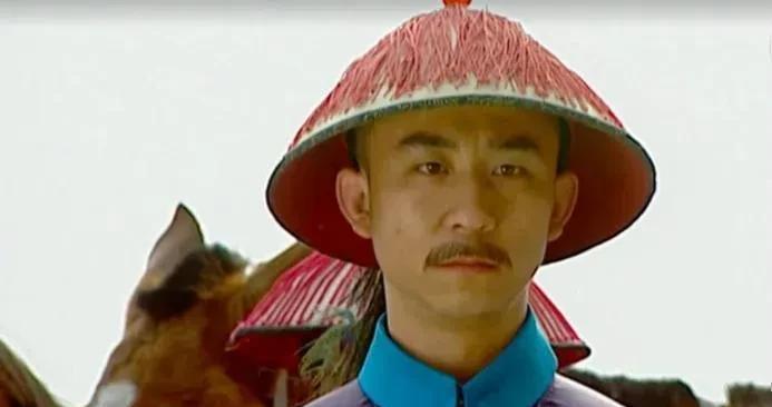 1735年，雍正帝驾崩，李卫知道自己的下场不会很好，于是哭晕在棺椁之前，乾隆仿佛