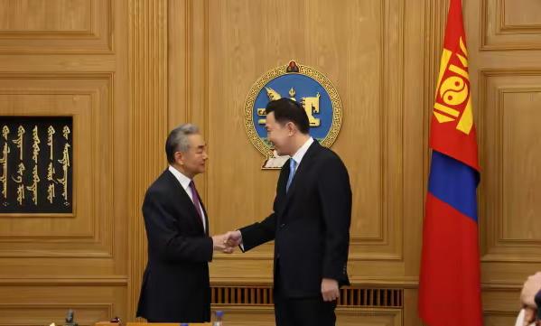 在会见到访的中国外长王毅时，蒙古国总理乌其尔勒说的是"不支持'台湾独立'"，而在