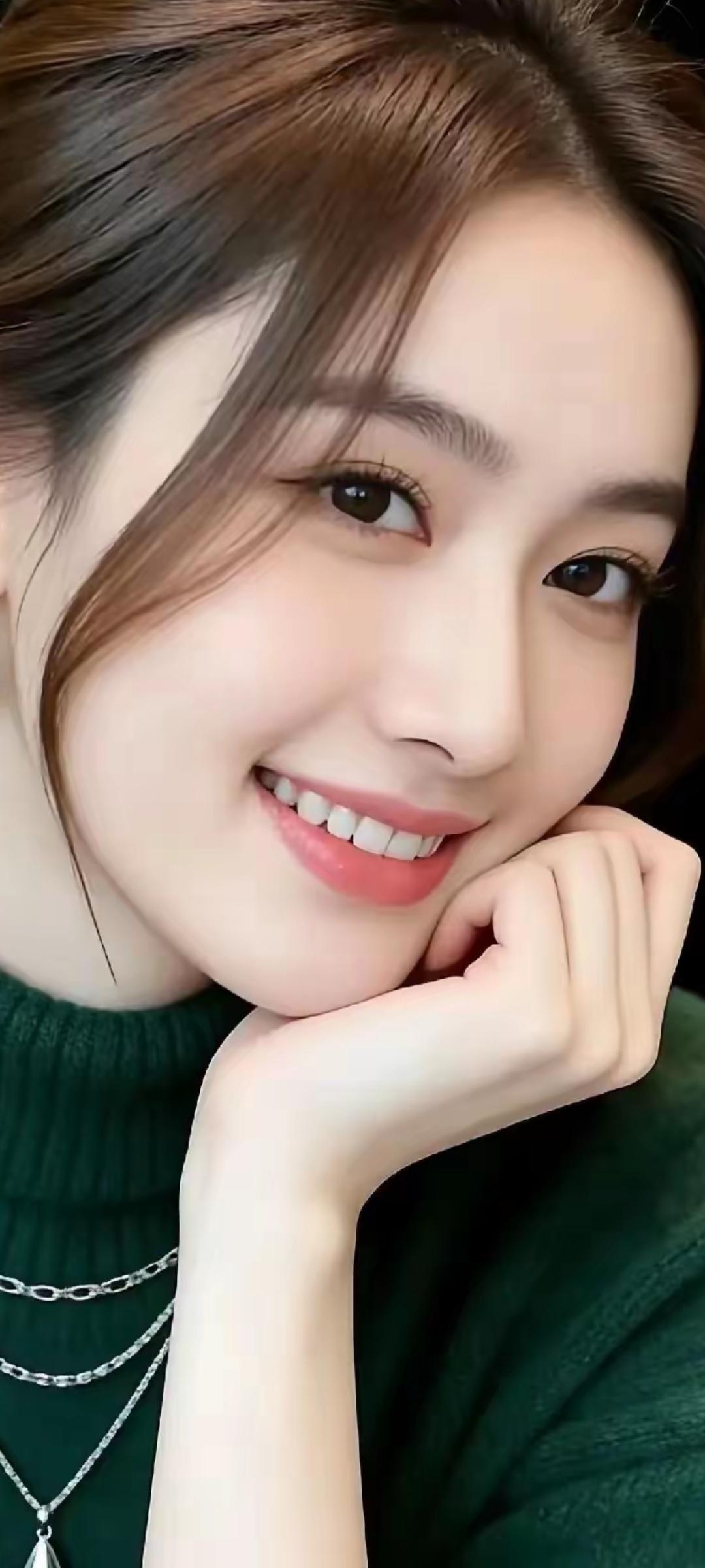 微笑的魅力，温柔似水，绿衣少女，优雅动人。