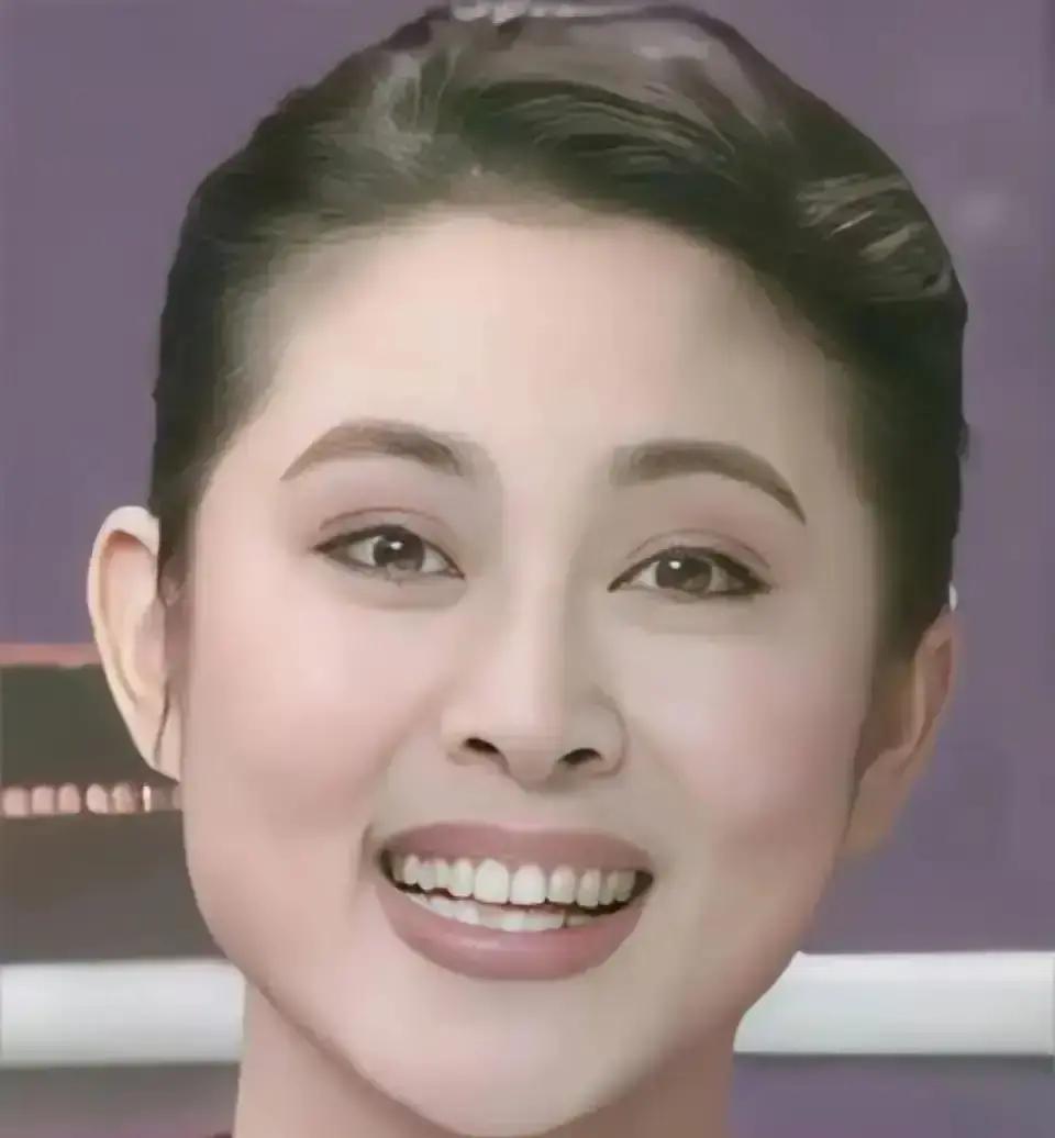 97年旧照疯传，谁输了？那张央视后台合影，倪萍穿高领毛衣，陈红一身红裙。三