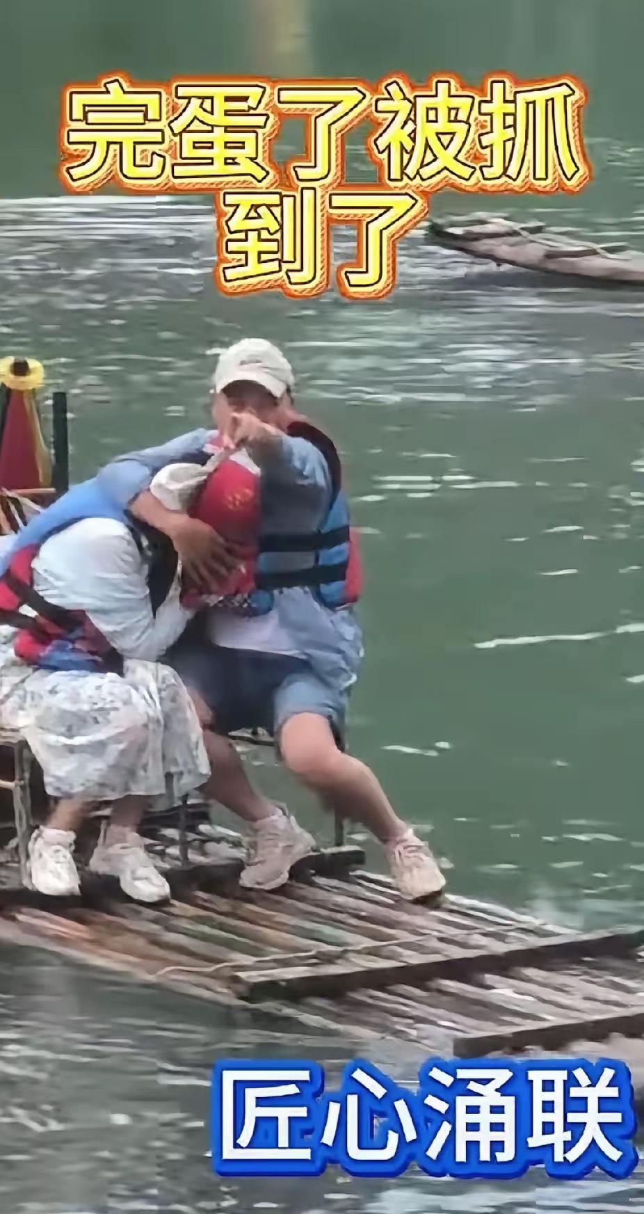 本来以为躲去外地就能躲开熟人，结果转头就被路人拍得明明白白还直接上了网，这下连全
