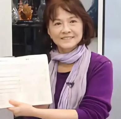 1988年，台湾老兵蔡国栋带着在台湾的妻子和女儿，回到大陆老家看望原配妻子。然而