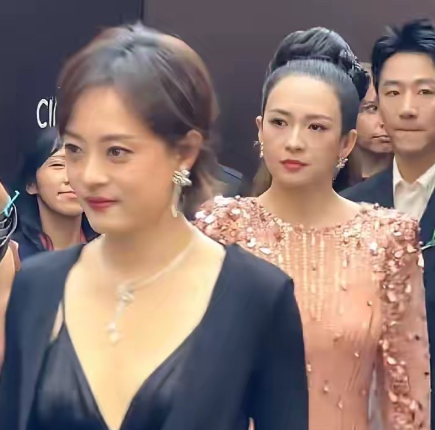 看到孙俪和章子怡出席活动的生图，发现了一个细节，真是太真切了！不管多大年龄，