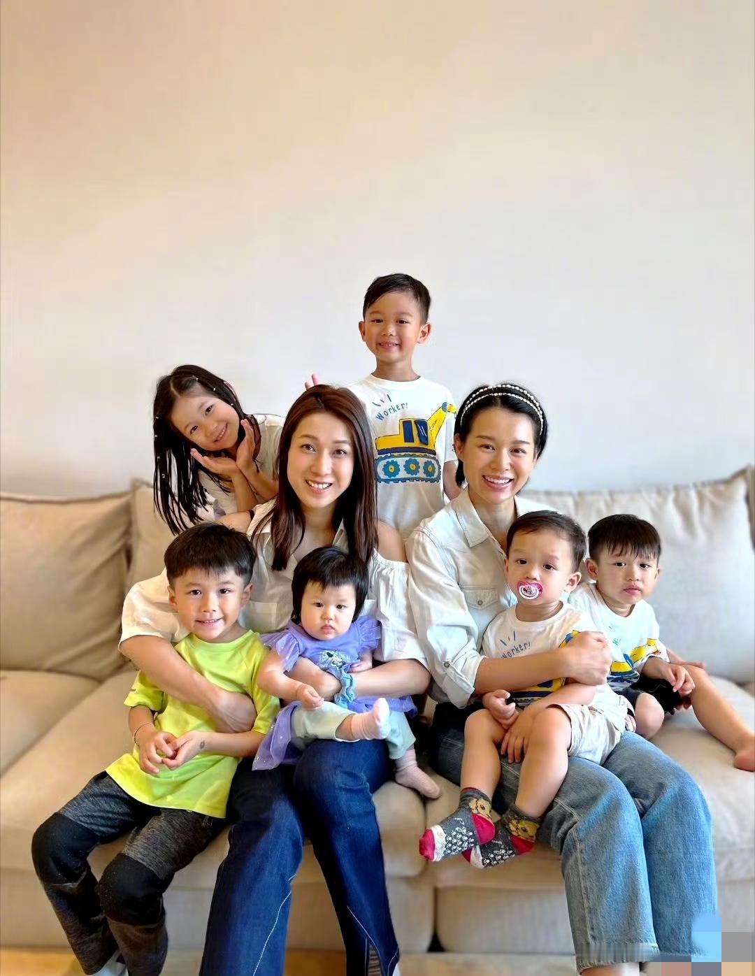 早期胡杏儿与钟嘉欣带着孩子合影无美颜无滤镜，二人全素颜出镜港星的真实感，真狠