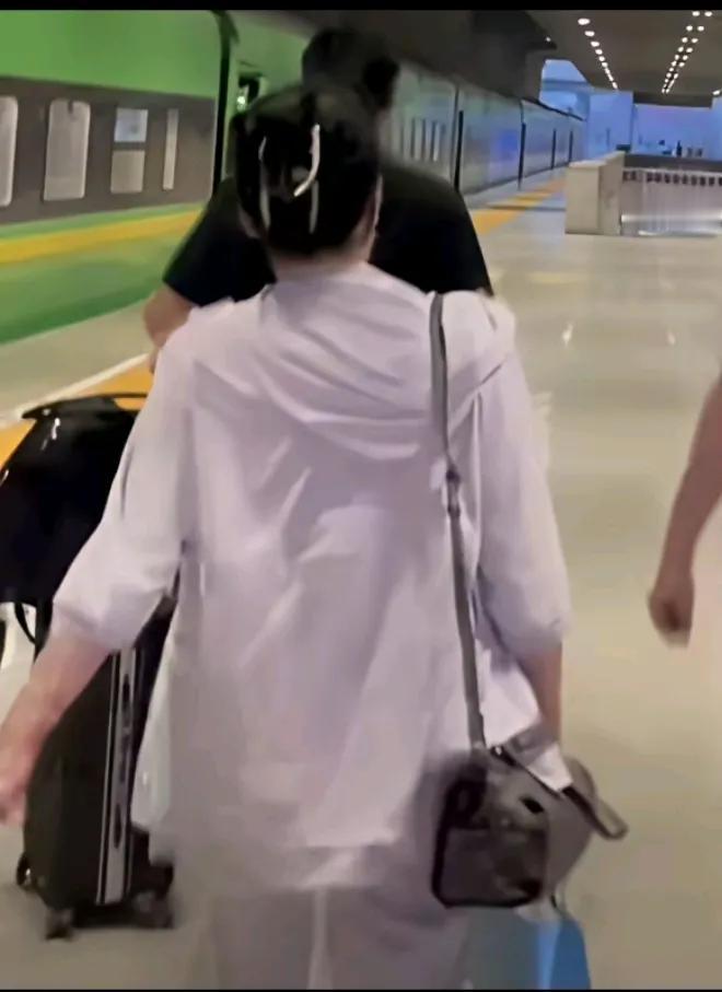 家人们姗姗想说说心里话，这不对面自信的在评论区回网友，说她赢的是法律，输的是网络