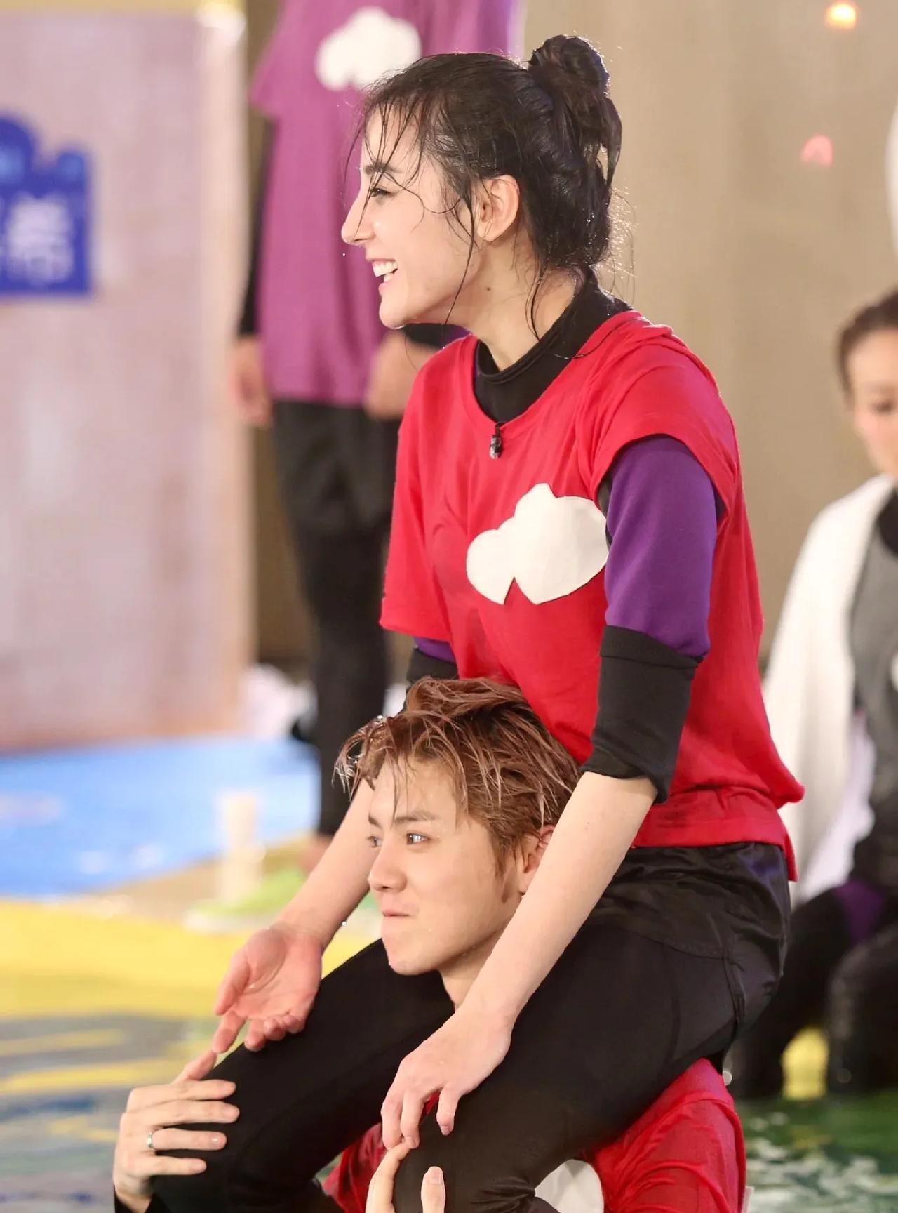 难怪当年那么多人嗑鹿晗和迪丽热巴，两人真的好甜啊，笑容特别阳光。#鹿晗#