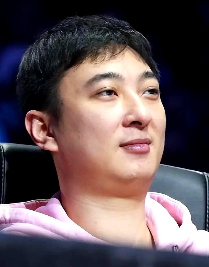 王思聪的恋爱模式其实早就被看透了，每次都是同样的套路，带着女友满世界玩，买包买表