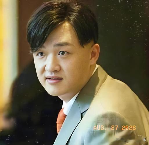 说真的，一直觉得包贝尔这人活得挺憋屈。外人看他事业顺风顺水，可谁又能想到，他