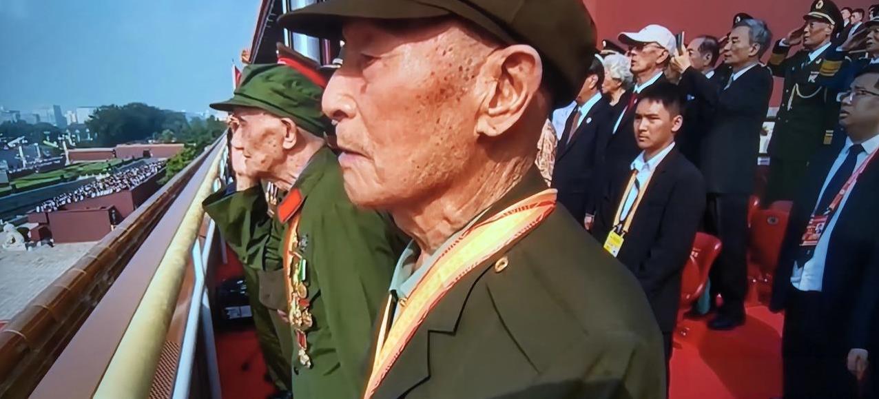 #阅兵收视率#观看阅兵仪式和庆祝大会，是今天最主要工作。从早上看到现在，已经第三