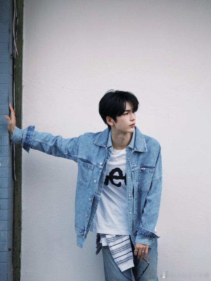 原来张凌赫也要上早八张凌赫早间元气营业张凌赫早八营业啦！早八人状态绝绝子，活力