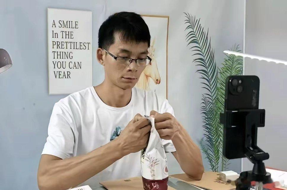 唐尚珺团队散伙了，不是因为流量，而是因为一句“唐嫂”。直播从华师众创空间搬进出租