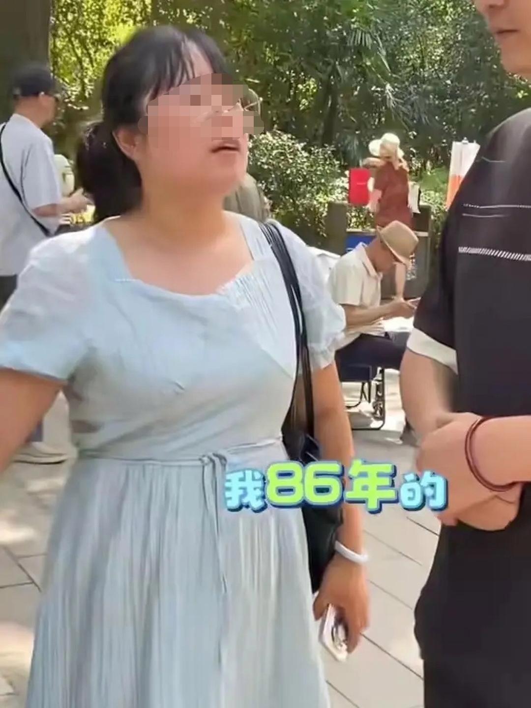1986年出生的女人，从未结过婚，也未曾生育。她相貌普通，在相亲角明确表示婚后坚