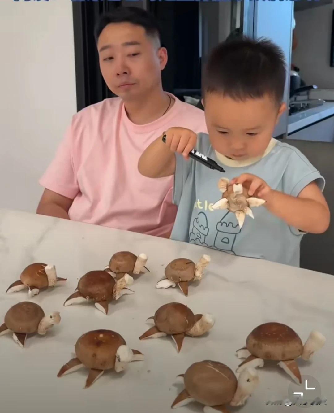 儿子把香菇全部剪成乌龟的样子，爸爸的反应笑不活了！！！！！