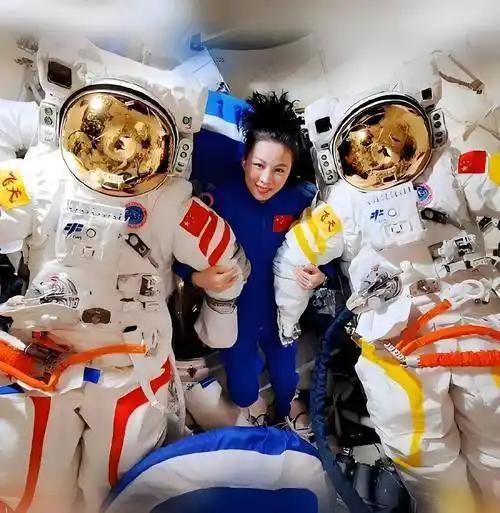 2026年1月19日，神舟二十号飞船返回舱成功着陆，带回一套超期服役的舱外航天服