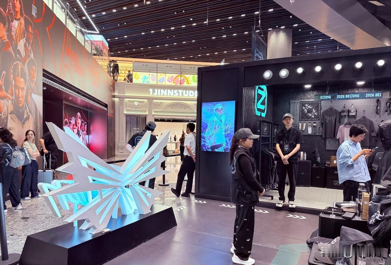 谢霆锋在北京开了快闪店。我第一次听快闪店这个名字。快闪店就是那种突然出现、只开几