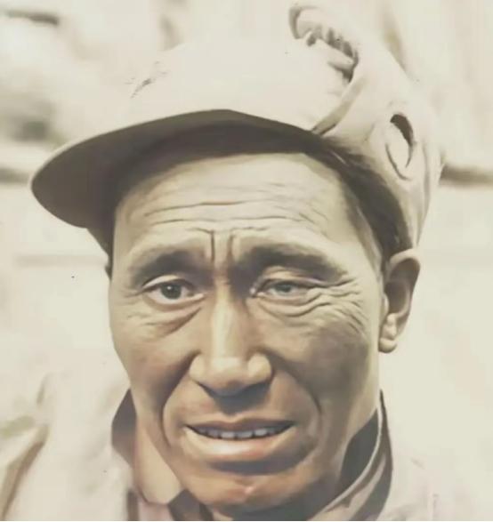 1948年12月，傅作义嫡系35军少将副师长常效伟被俘，这是当时被俘虏时的照片，