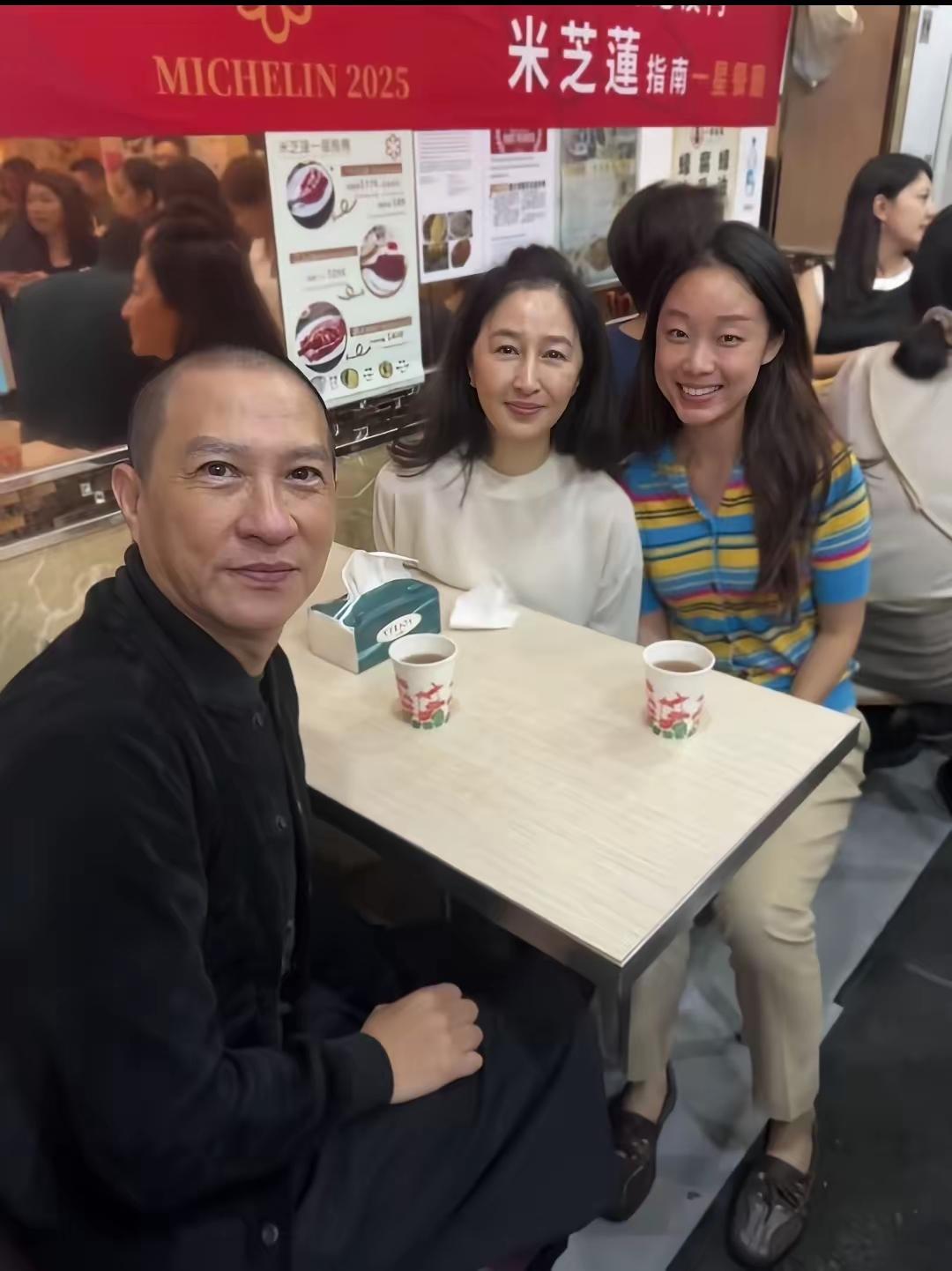 香港明星过成了普通人，而内地明星过成了高高在上的人。经常去香港的朋友应该知道，