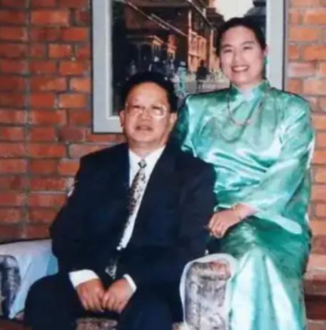 2005年，中国驻尼泊尔大使馆的外交官朱敏才退休后，瞒着子女们，偷偷带着妻子离开